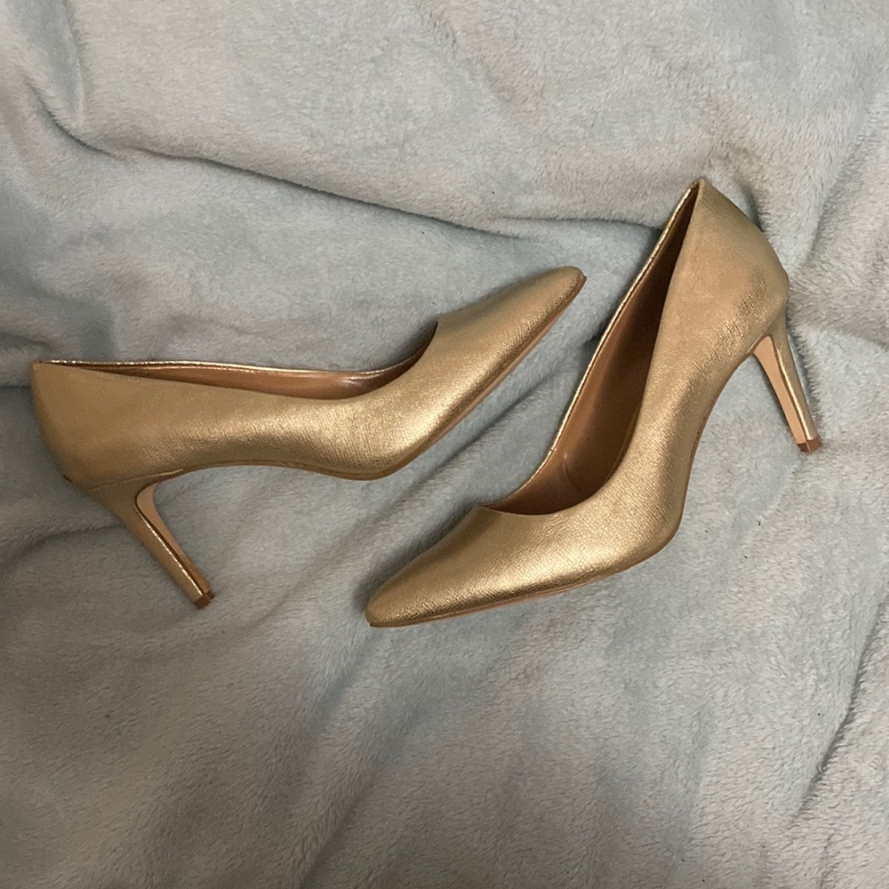 Calvin Klein Kirsten Pump Gold size 8.5
